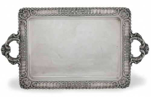 Bandeja de plata con asas y perímetro repujado.España, S.