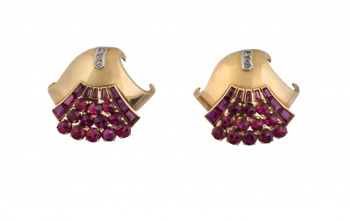 Pareja de broches clip chevalière años 40 con rubíes sintét