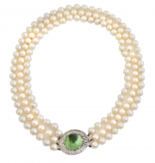 Collar Art-Decó de tres hilos de perlas chocker, con gran c