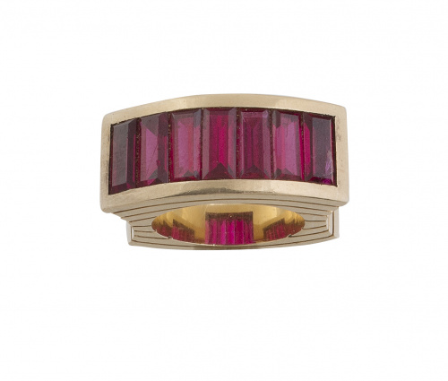 Sortija chevalière de original diseño con gran banda centra