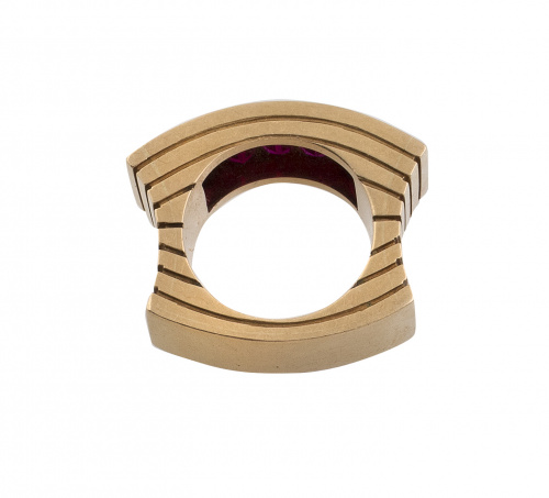 Sortija chevalière de original diseño con gran banda centra