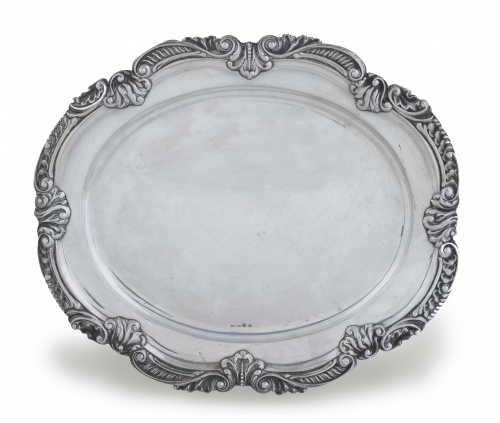 Bandeja oval de plata con contorno lobulado, con hojas.Ma