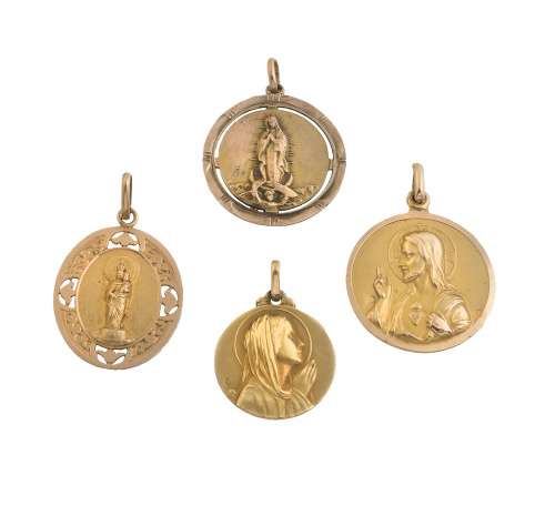 Conjunto de cuatro medallas colgantes en oro amarillo de 18