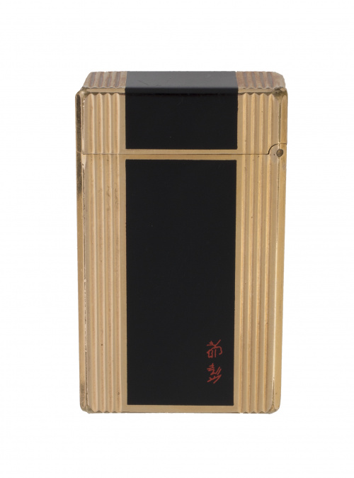 Encendedor DUPONT lacado en negro y plaqué or. con decoraci