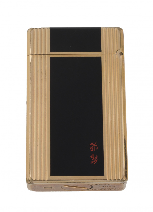 Encendedor DUPONT lacado en negro y plaqué or. con decoraci