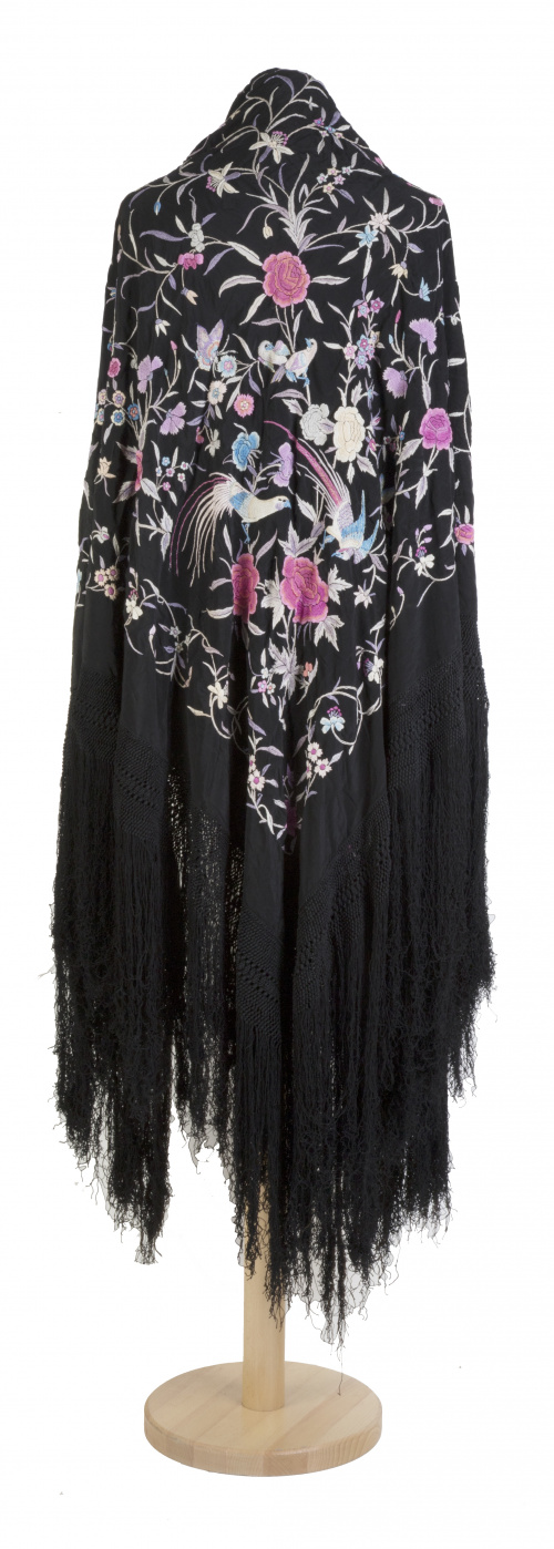 Mantón de "Manila en seda negra, con flores de color bordad