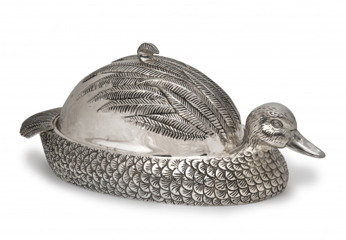 Legumbrera con forma de ánade de metal plateado, S. XX.