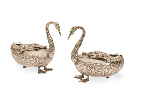 Pareja de centros para flores con forma de cisnes, de metal