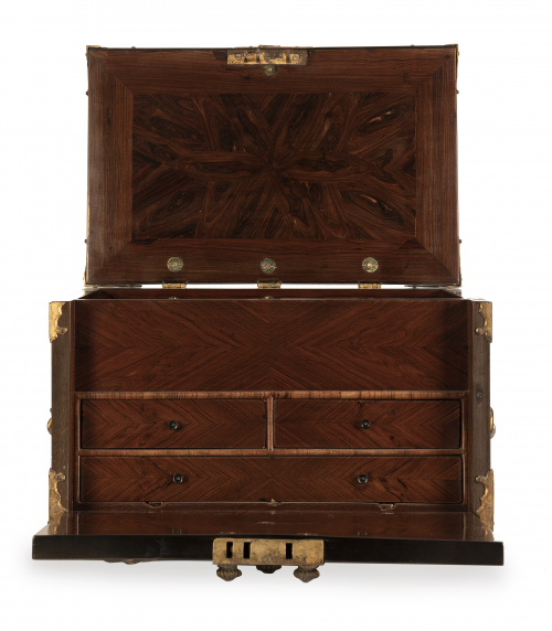 Cofre de estilo barroco de madera de palo de violeta y tira