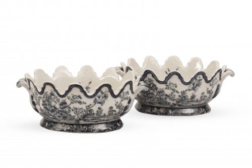 Pareja de centros de cerámica esmaltada en azul con escenas