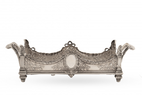 "Sourtout de table" de metal plateado, de estilo Luis XVI.