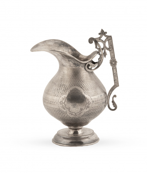 Jarrita de plata decorada en "guilloché" y asa calada.B y