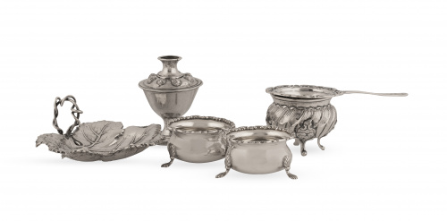 Lote de cinco piezas de plata: dos especieros, un centrito 