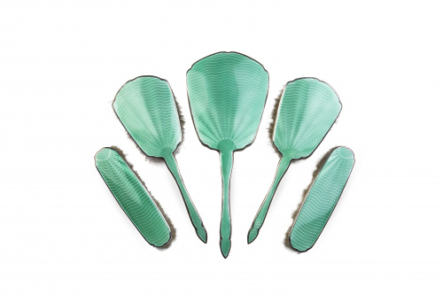 Juego de tocador decorada a "guilloché", con esmalte en ver