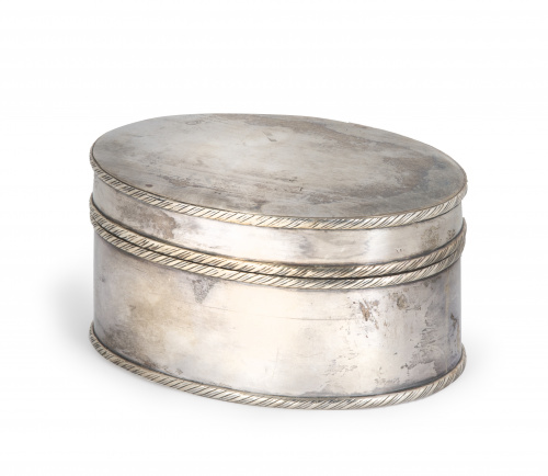 Caja fernandina ovalada de plata, con decoración a cordonci