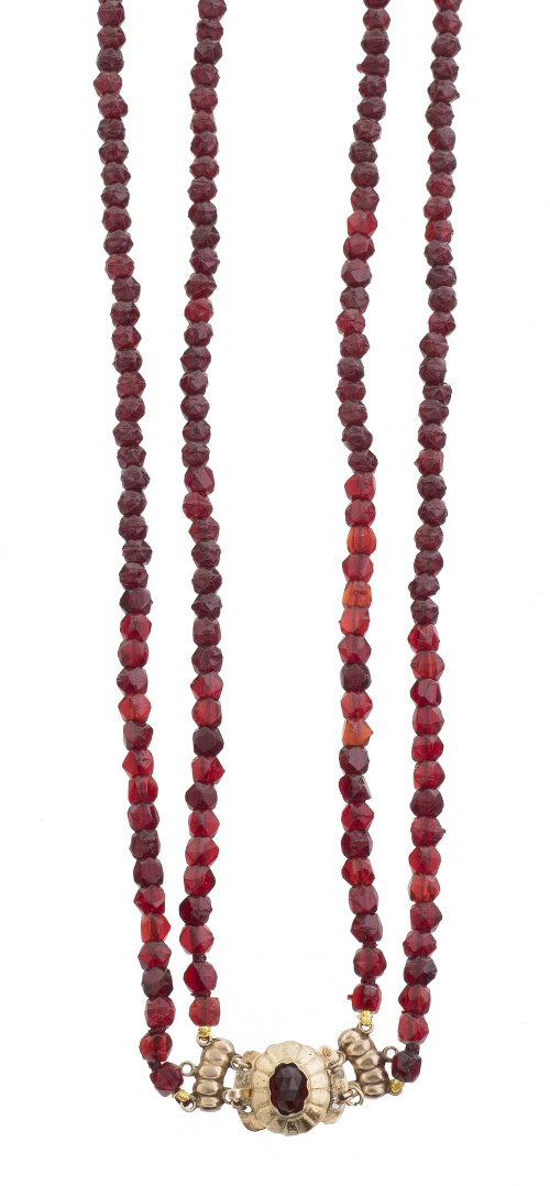 Collar de dos hilos de granates facetados con cierre en oro