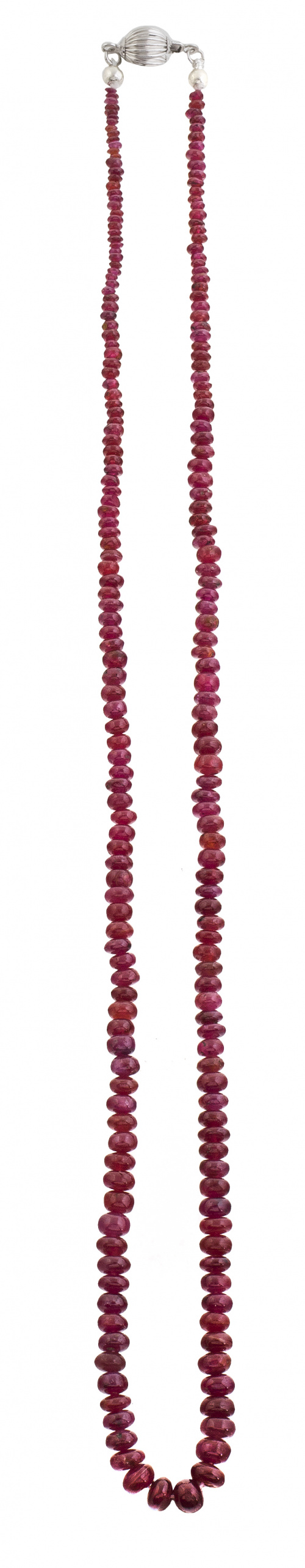 Collar de un hilo de cuentas de rubíes con cierre de esfera