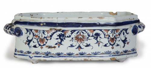 Centro en loza esmaltada de decoración polícroma. Posible