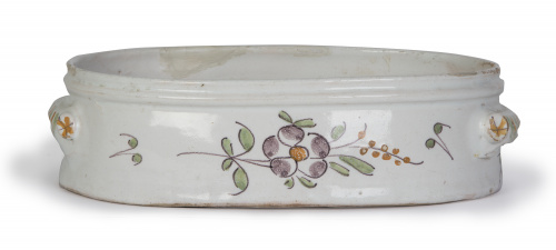 Centrito oval en cerámica esmaltada con flores.Francia, S