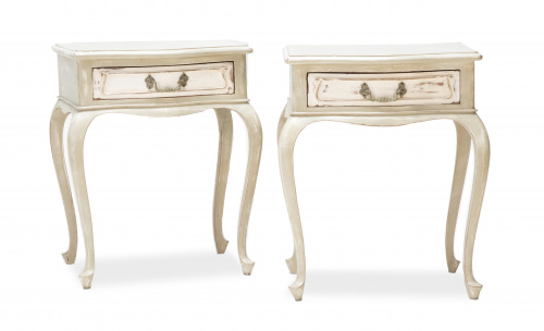 Pareja de mesillas de madera lacada de blanco de estilo Lui