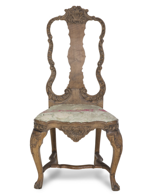 Silla de madera tallada de estilo Reina Ana. Trabajo hola