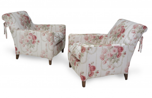 Pareja de butacas con tapicería floral, S. XX.