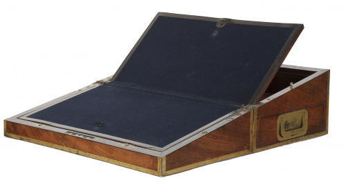 Escritorio de mesa de madera de caoba y latón.Inglaterra,