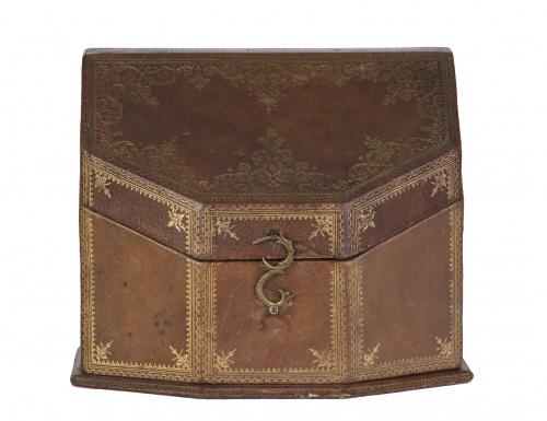 Estuche en piel gofrada y dorada. Francia, S. XVIII.
