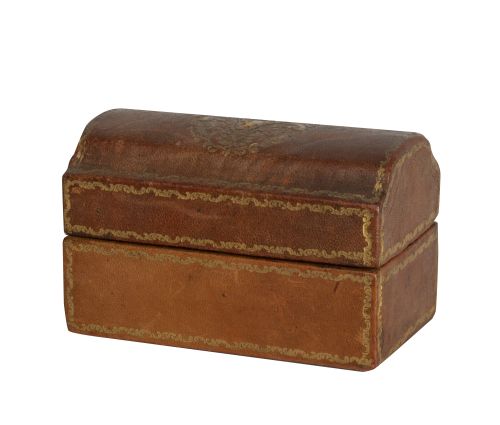 Cofre en piel gofrada con escudo en la tapa. Francia, S. 