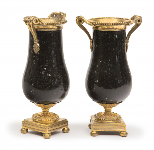 Pareja de copas Napoleón III de mármol negro montado en bro