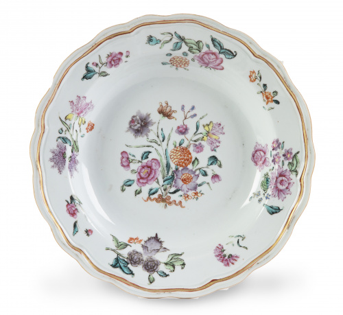 Plato de porcelana de Compañía de Indias esmaltada de famil