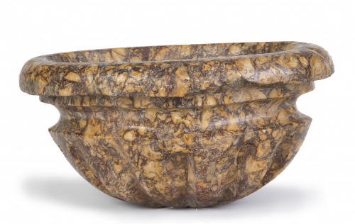 Pequeña pila bautismal de mármol jaspeado, S. XVIII-XIX. 