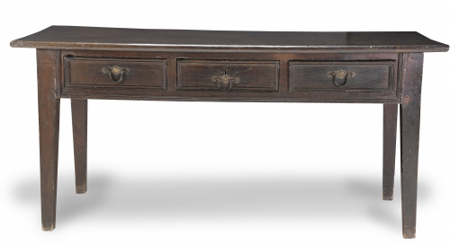 Mesa de madera de nogal con tres cajones.España, S. XIX.