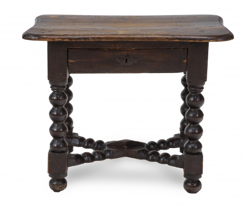 Mesita auxiliar de madera tallada, pp. del S. XX.