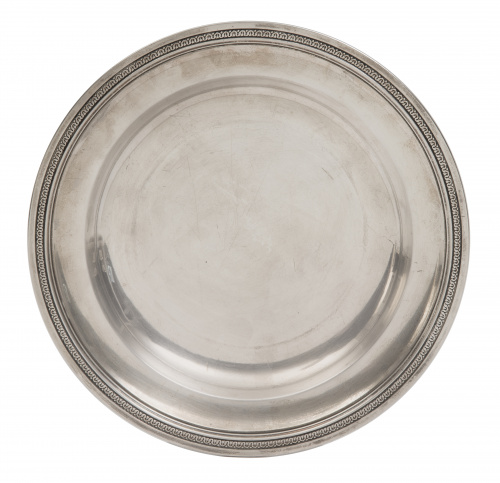 Plato de plata con decoración troquelada en el alero de hoj