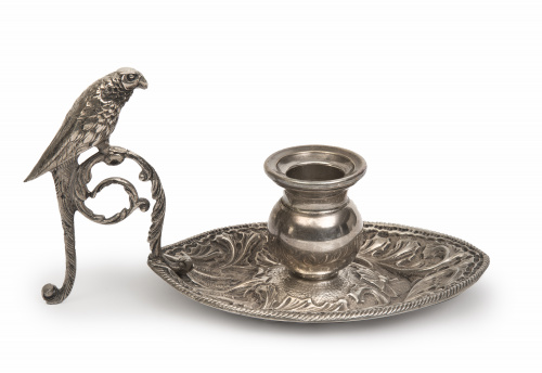 Palmatoria en plata, decorado con flores y hojas, asa remat