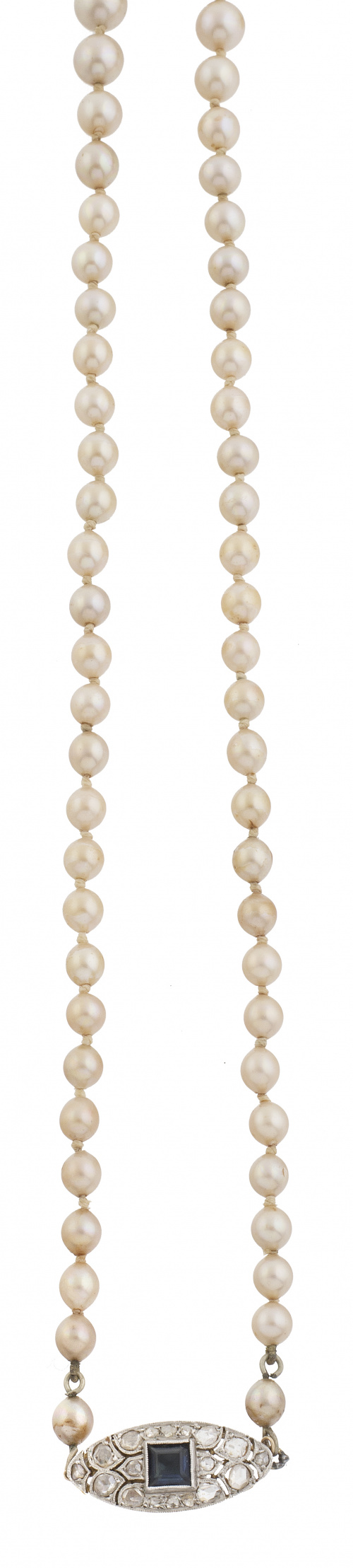 Lote de cuatro collares de perlas de bisutería antigua