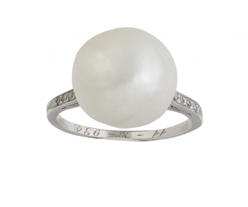 Sortija con gran perla central ligeramente irregular, posib