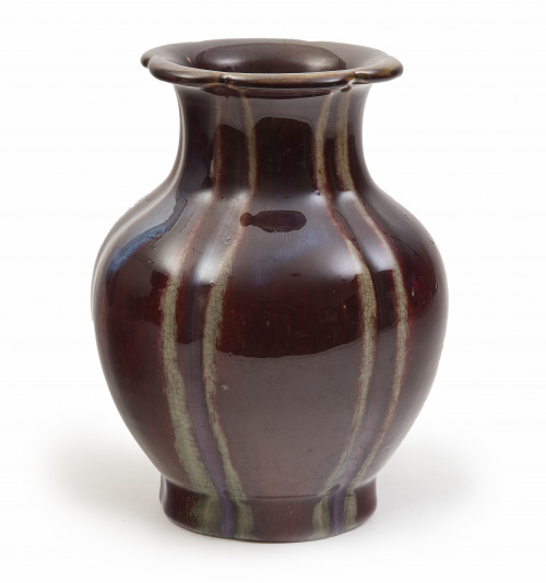 Jarrón de cerámica esmaltado en sangre de toro e irisdiscen