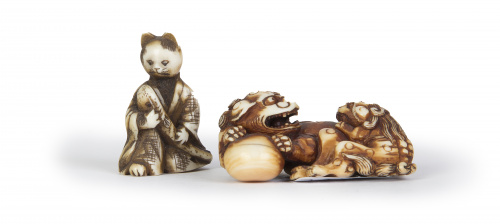 Conjunto de dos netsukes en marfil tallado, uno un gato y o