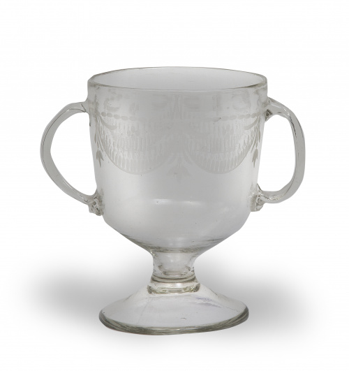 Compotera de vidrio incoloro con guirnaldas grabadas a la r