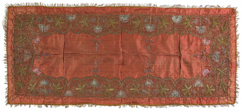 Paño de seda naranja con cenefa bordada con hilos en oro y 