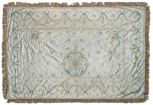 Colcha Carlos IV en seda de raso bordada con flores y festo