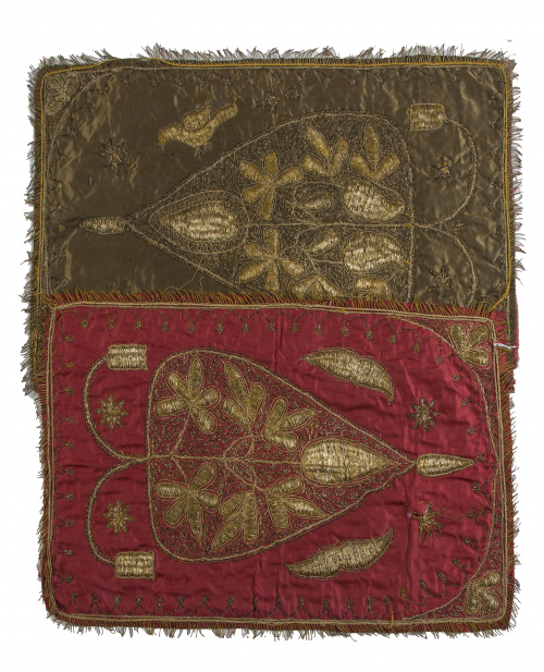 Dos bordados sobre tela en hilo de oro, uno verde y otro ro