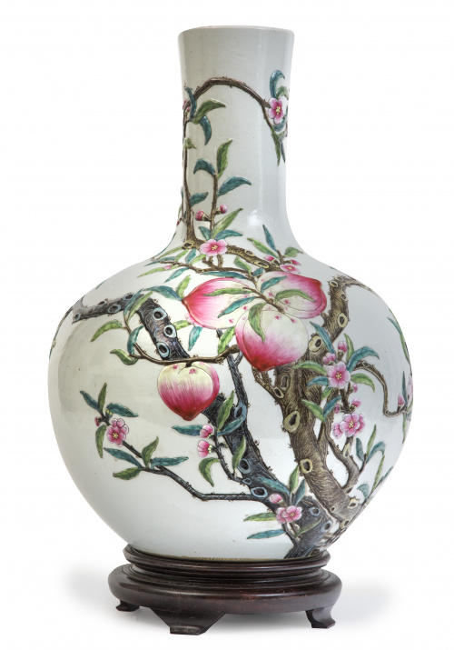 Jarrón globular en porcelana con melocotones.China, pp. d