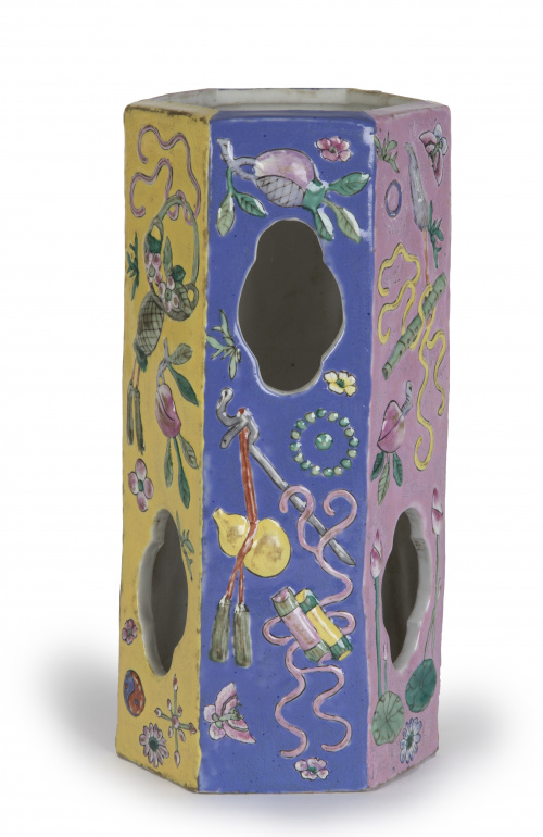 Sombrerero hexagonal de familia rosa en porcelana.China, 