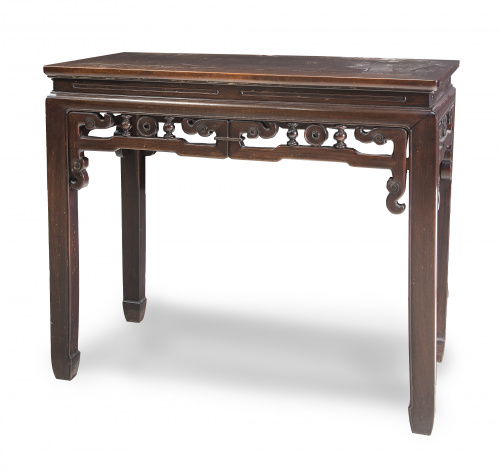 Consola de madera tallada. Con sello.China, S. XIX.