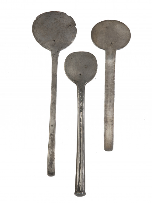 Lote de tres tupus circulares lisos.Perú, S. XVII.