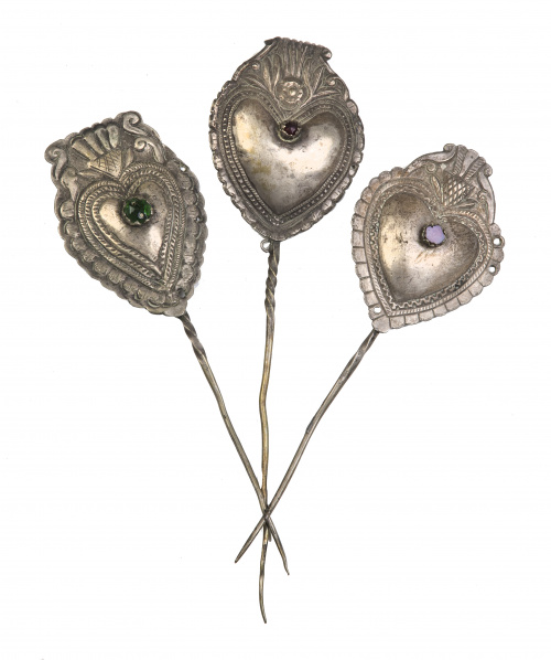 Lote de tres tupus de plata y cobre, uno con una piedra sim