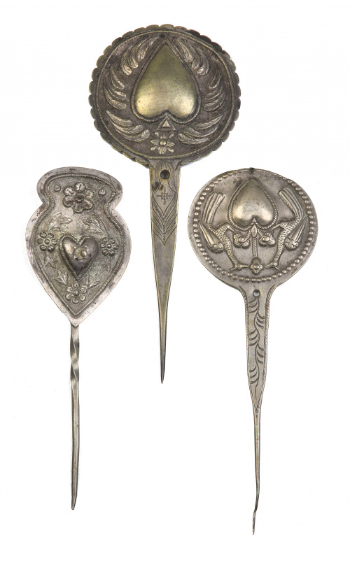 Lote de tres tupus, uno con corazón y piedras engastadas.